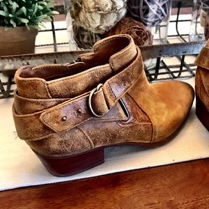 Clark’s Ankle Booties Size 7.5